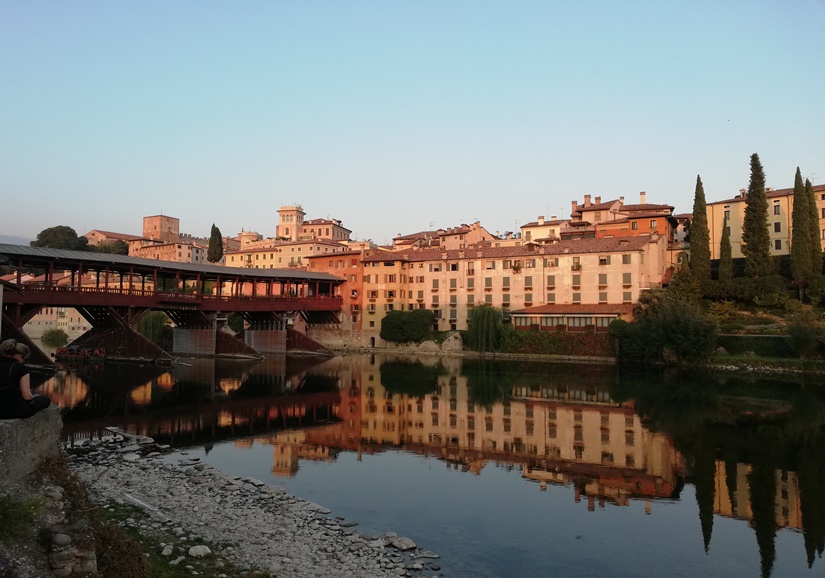 Visitas guiadas Bassano del Grappa, vista del Ponte degli Alpini y del reflejo sobre el Brenta.