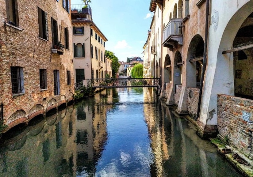 Visite guidate Treviso: canale dei Buranei con case storiche e acqua calma.