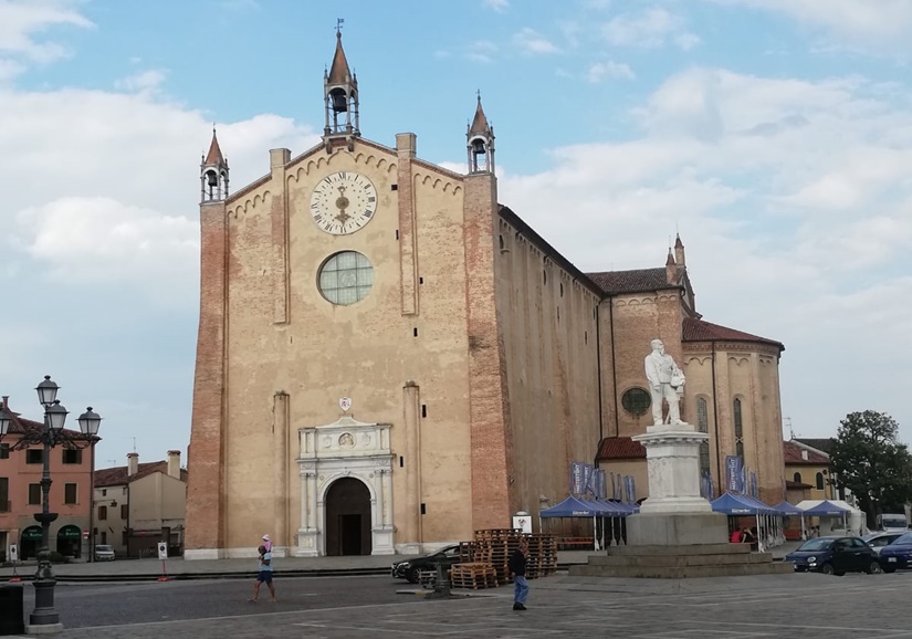 visite guidate Montagnana - Duomo di Montagnana con una facciata caratteristica e orologio centrale.