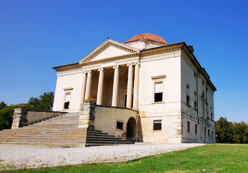 visita guiada Villa La Rocca Pisana Lonigo, edificio majestuoso con columnas y techo en cúpula. Máxima elegancia arquitectónica.