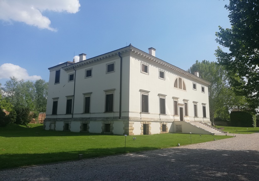 Visite Villa Pisani Bonetti. Elegante villa neoclásica con fachada blanca y amplia escalinata.