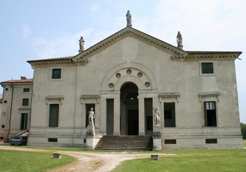 Visitas guiadas Villa Pojana: villa histórica con fachada neoclásica y estatuas, inmersa en el verde.