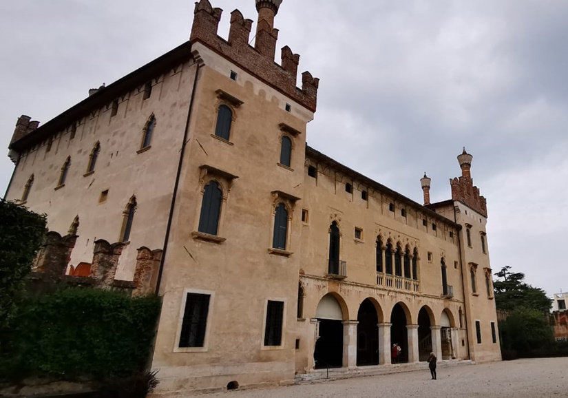 visita guiada Villa Porto Colleoni Thiene, imponente fachada con torretas y arcos. Estilo renacentista.