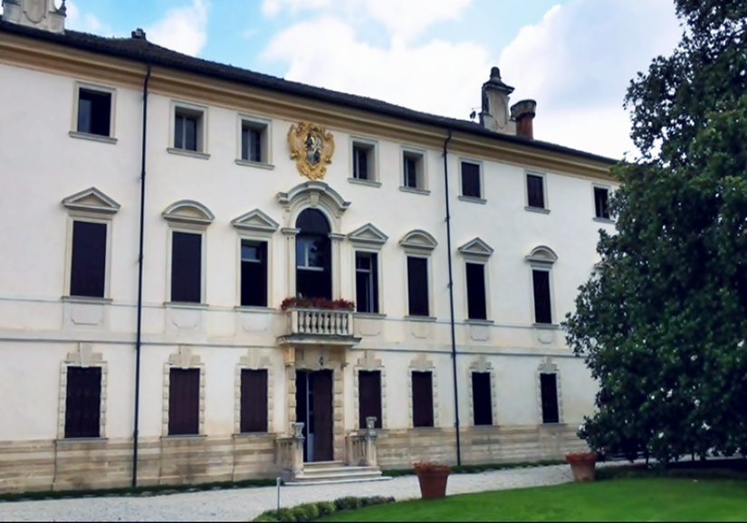 Visitas guiadas Villa Loschi. Elegante fachada de la villa con detalles arquitectónicos en estilo neoclásico.