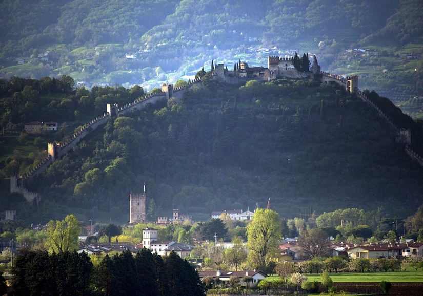 Visitas guiadas Marostica: panorama de la muralla que rodea la ciudad y el castillo en la colina.