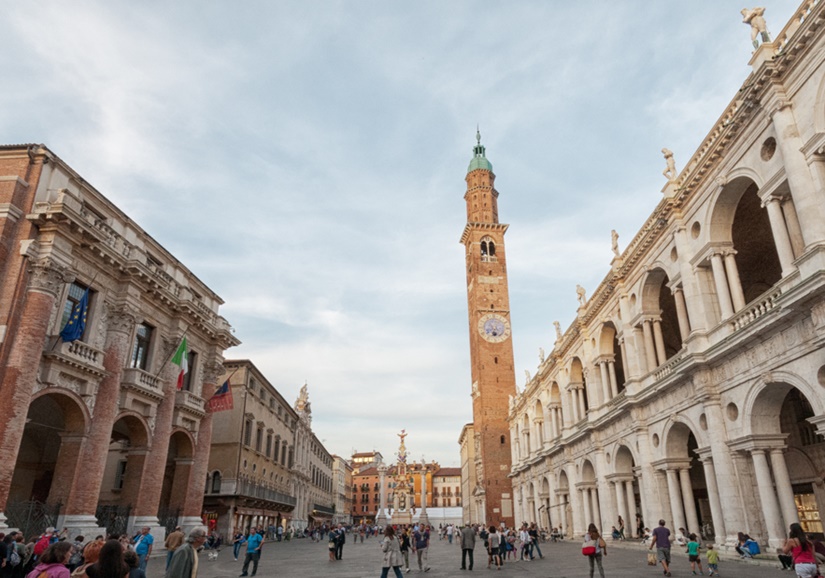 Vista panorámica de la Piazza dei Signori en Vicenza, punto central para una visita guiada a Vicenza.