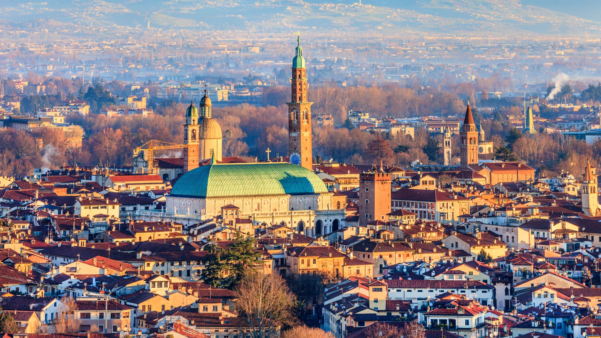 visita guiada Vicenza: panorámica de la ciudad con el famoso Teatro Olímpico y el campanario de Santa Corona.