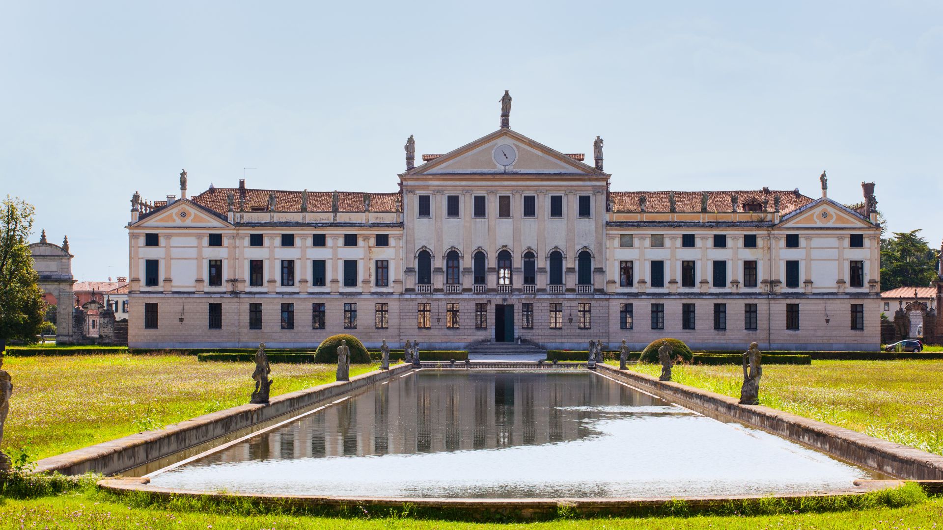 Ville Venete da visitare: maestosa villa veneta con reflexi nell'acqua e giardini monumentali.